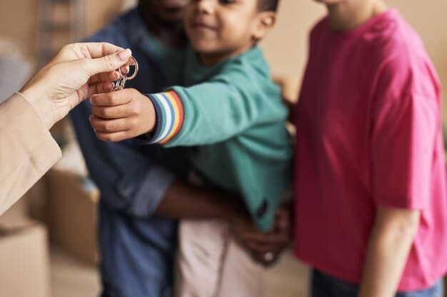 A smiling Colombian family receives a symbolic oversized key to their new home, representing the joy and security of homeownership made possible by the government subsidy.