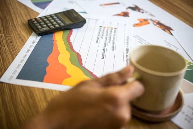 An image showing a graph visualizing different options of retirement savings plans available in Colombia, comparing their benefits and risks for elderly citizens. The graph should be simple and easy to understand, with clear labels in Spanish, highlighting the potential for long-term growth and financial security.