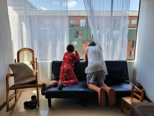 Interior shot of a modern Colombian apartment with sunlight streaming through the windows, creating a warm atmosphere. A family is visible in the background.